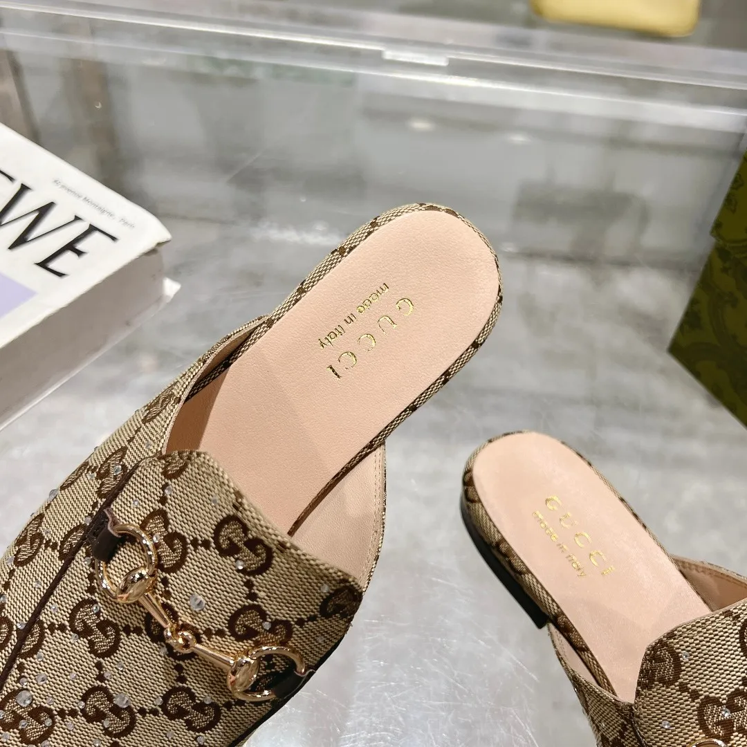 👟👟Ex-factory price 560👟👟 1819-1 Black G diamond (35-41) (40/41 custom-made) As an outstanding representative of Gucci’s design heritage, the Jordaan series of loafers with horsebit buckles vividly highlight the classic and elegant style. Crafted from the brand's signature monogram canvas, this shoe is timeless. Made from soft material and with a refined, smooth silhouette, these shoes are a perfect expression of everyday elegance. Black GG Canvas Women Light Gold Tone Hardware Horsebit Faceted Crystal Detail Leather Sole Flat